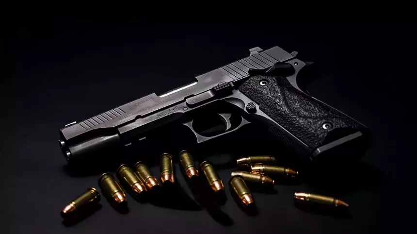 Житель Северной столицы открыл стрельбу по сотрудникам полиции