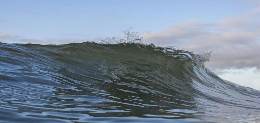 Mash: на Сахалине пару смыло 4-метровой волной в море во время свидания