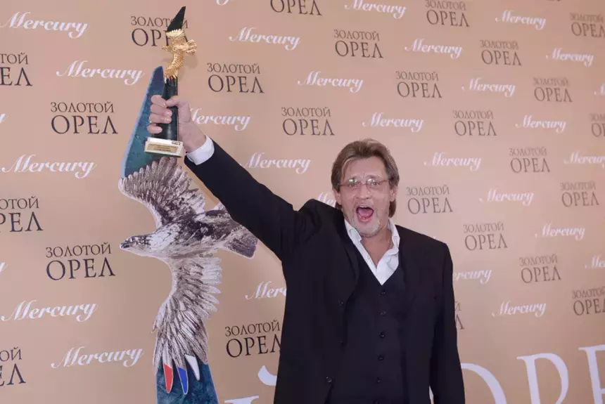 Александр Домогаров назвал себя вольным художником после ухода из Моссовета