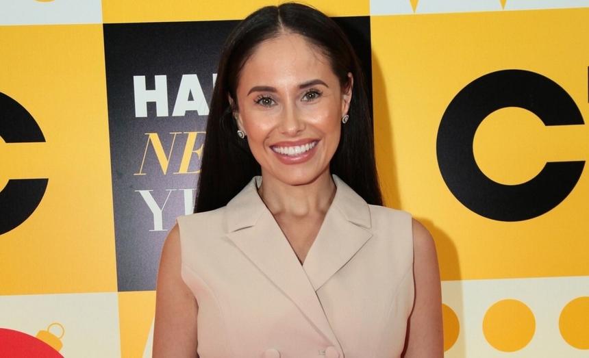 «Запихнула ногу»: звезде «Уральских пельменей» подкинули лезвие в обувь во время концерта