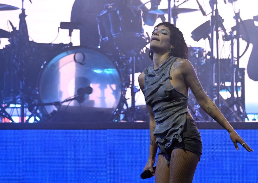 «Повезло, что я жива»: 29-летняя певица Холзи в слезах раскрыла свой страшный диагноз