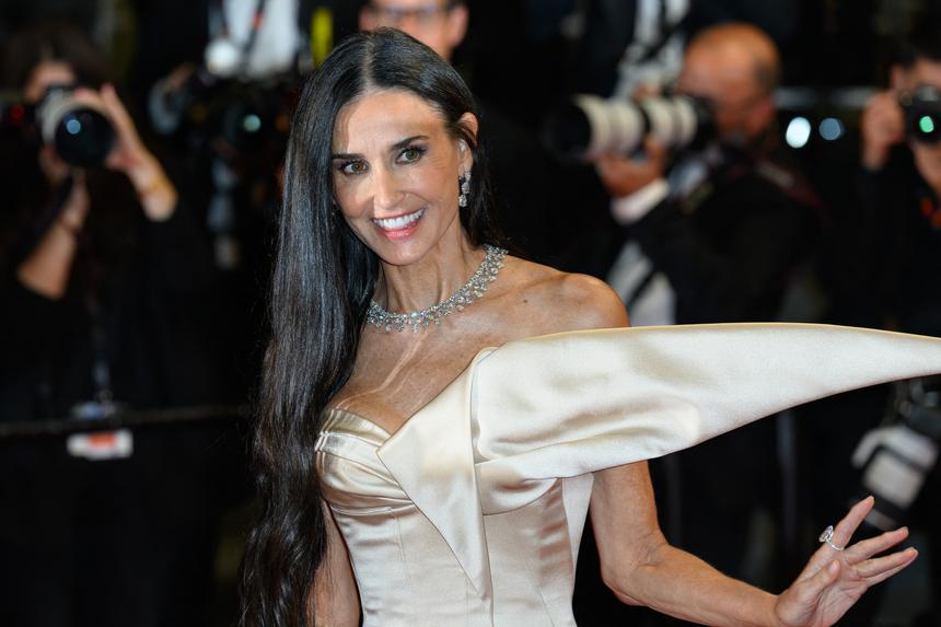 Экс-жена тяжелобольного Брюса Уиллиса Деми Мур увлеклась певцом, который на 27 лет моложе нее