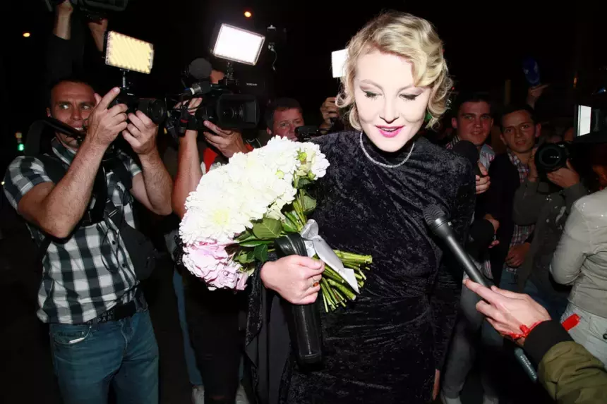 57-летняя Рената Литвинова приняла участие в показе дочки Ульяны от Добровского