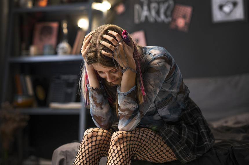 Напоил и стал приставать в гараже: восьмиклассница обвинила учителя информатики в педофилии