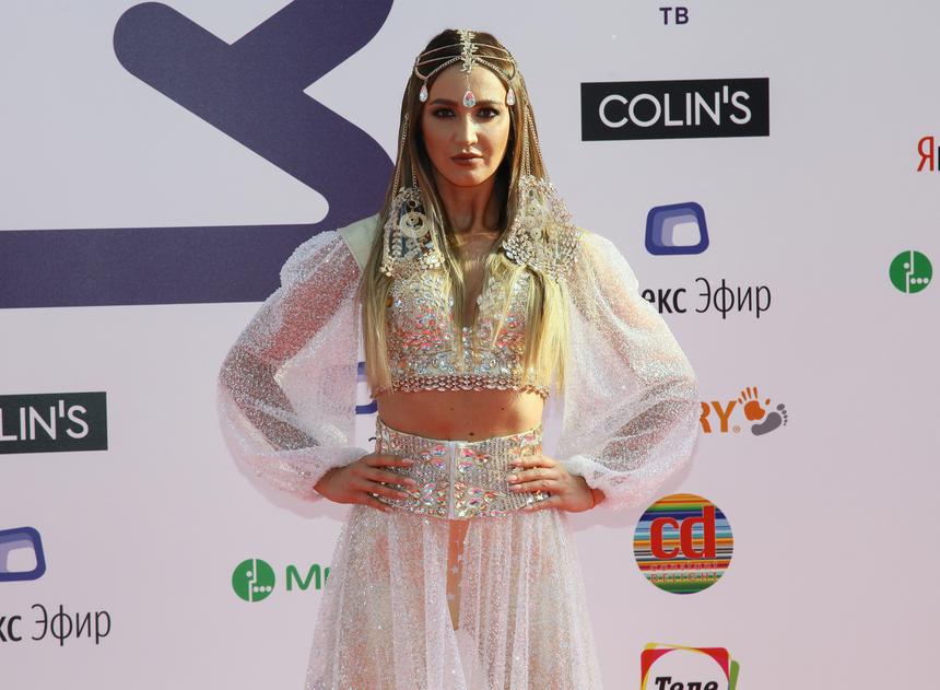 Ольга Бузова после скандала выступила в Новосибирске в скромном комбинезоне