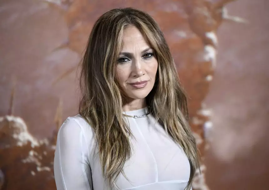 Певица Дженнифер Лопес запретила обслуживающему персоналу смотреть ей в глаза