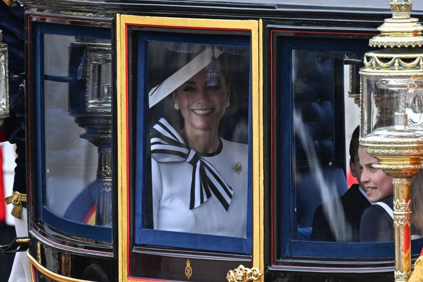 Возвращение принцессы: больная раком Кейт Миддлтон вышла в свет впервые за полгода