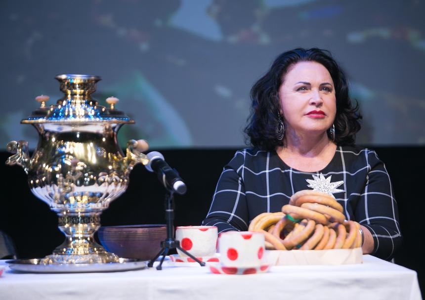 «Молодой, но прыткий»: Надежду Бабкину заподозрили в романе с 33-летним помощником