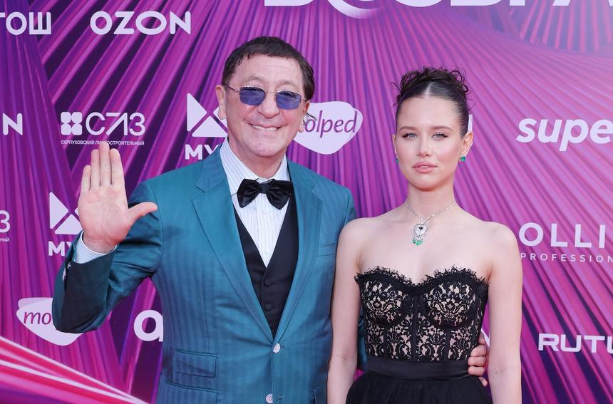 «Абсолютно комфортно»: затравленная в Сети 18-летняя невеста Григория Лепса прервала молчание