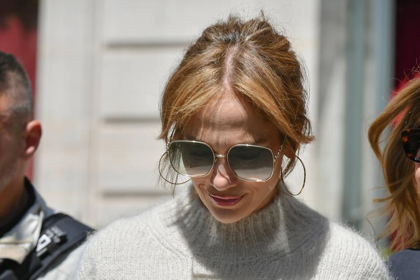 Дженнифер Лопес заметили на отдыхе в Европе на фоне слухов о разводе с Аффлеком