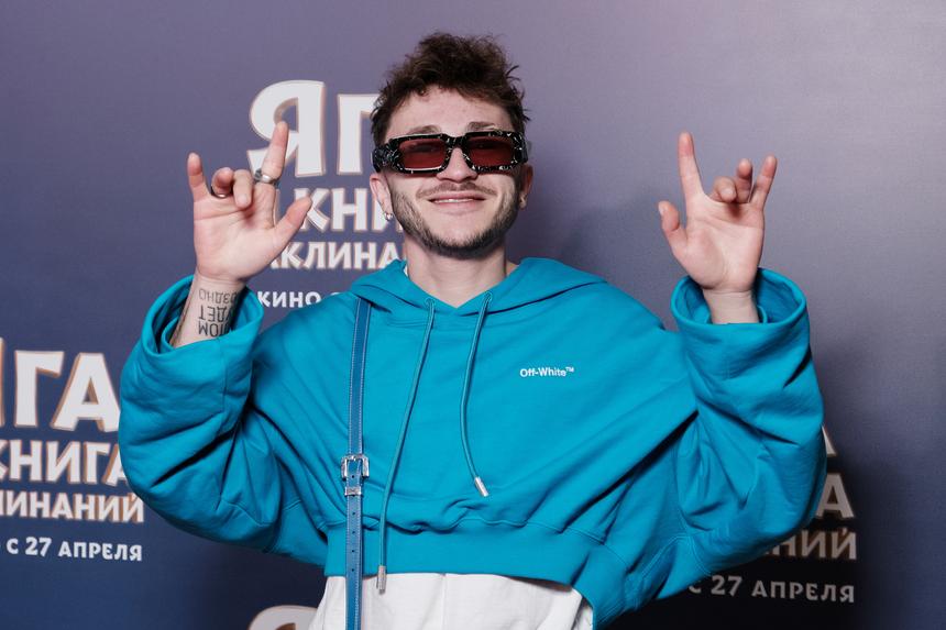 Ростовая фигура популярного российского блогера оказалась выше него на 30 см