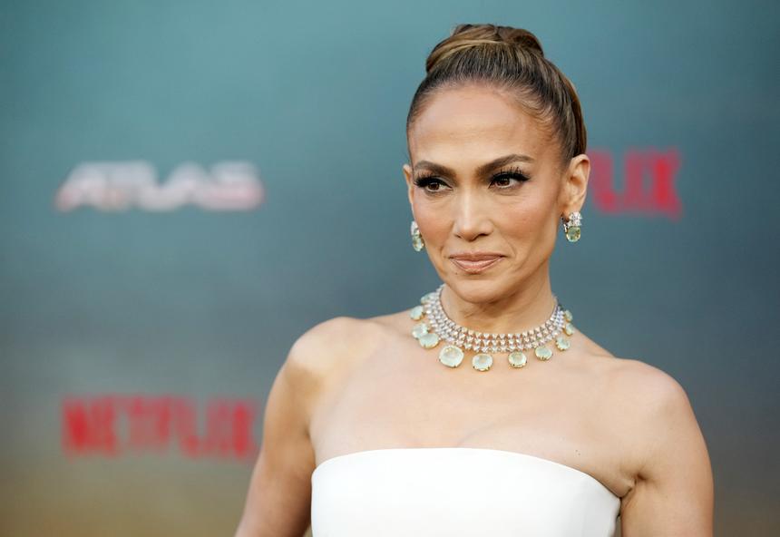 Не скучает без мужа: Лопес сняли за интересным занятием на яхте в Италии