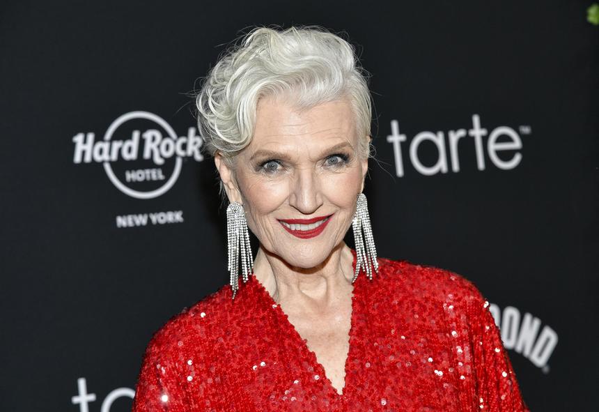 Вызвала смех: читатели раскритиковали книгу матери Илона Маска о секретах успеха