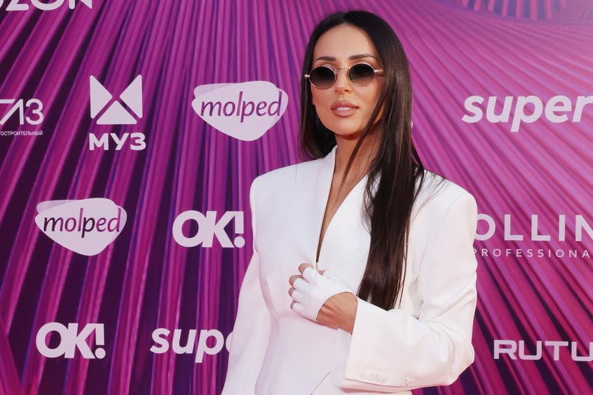 Узнала все об отце: дочь Алсу Микелла поддержала мать в конфликте родителей