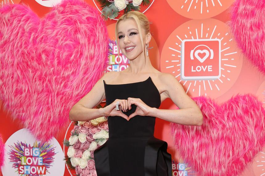 Певица Юлианна Караулова выкупила у продюсера Яны Рудковской долю в правах на свои песни