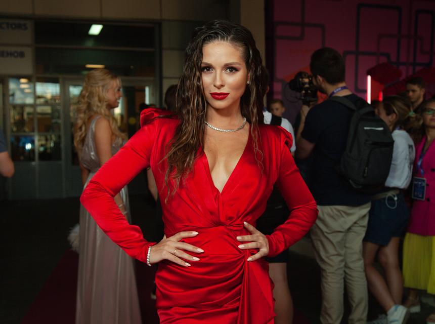 Певица Нюша решила сделать из 5-летней дочери Серафимы модель