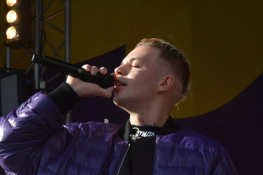 Рэпер Элджей напал на журналиста после вопроса о долгах Насти Ивлеевой