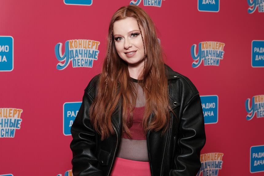 «Мое состояние — рок»: Юлия Савичева пришла на Пушкинский бал в юбке от Юдашкина и черных сапогах