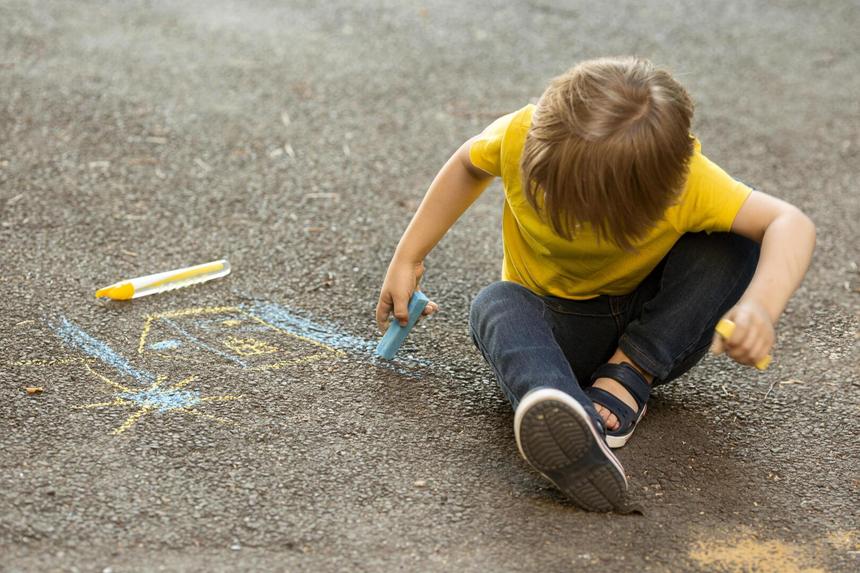 Не разговаривал и был без одежды: маленького ребенка нашли одного на дороге в Приморском крае