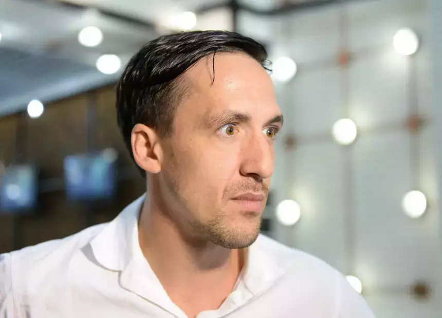 Уехавший актер Артур Смольянинов* оставил в России долг в 164 тысячи рублей