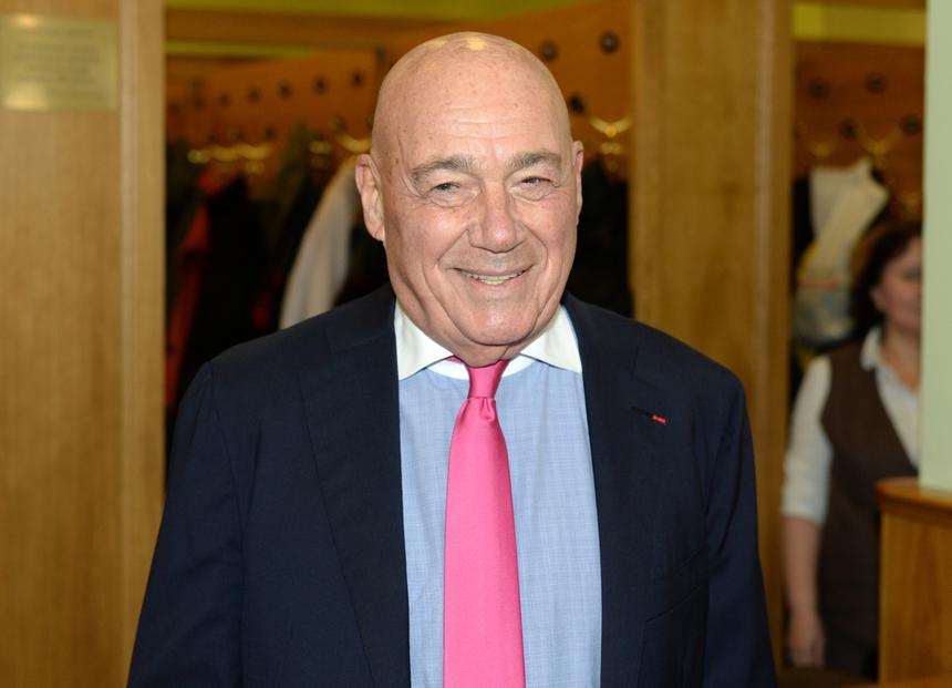 «Был с барышнями»: Владимир Познер ушел со спектакля с Кологривым в роли Маяковского