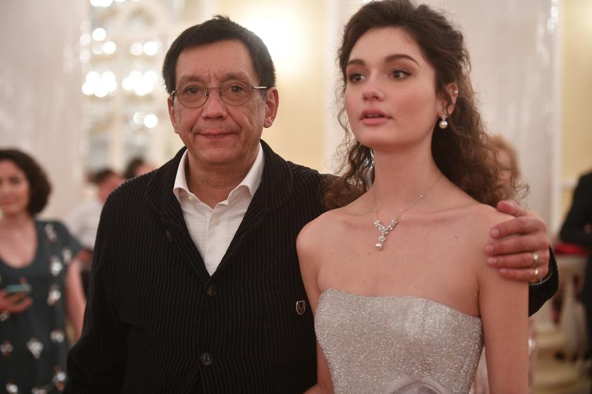 «Приурочена к защите диплома»: дочь Кончаловского открыла выставку своих картин