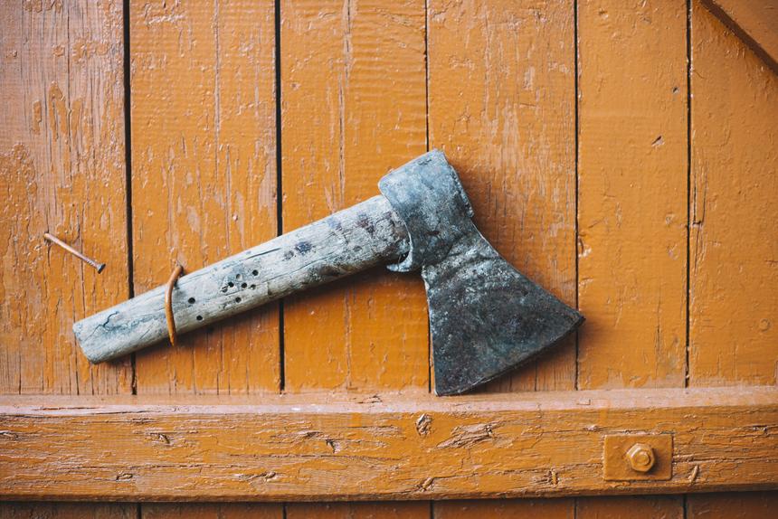 На место вызвали силовиков: мужчина бегал по улице с топором, преследуя детей