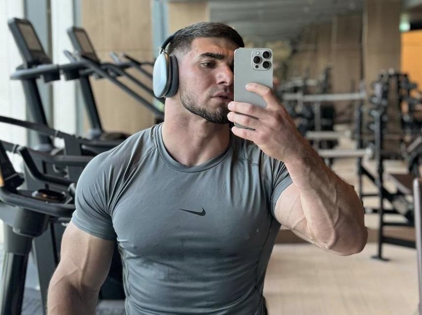 Что-то крикнул 23-летнему блогеру: Асхаб Тамаев дал пощечину подростку