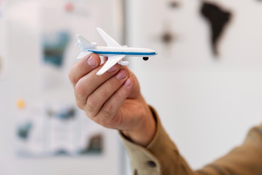 Один взлетал, другой садился: два самолета едва не столкнулись в небе из-за ошибки диспетчера