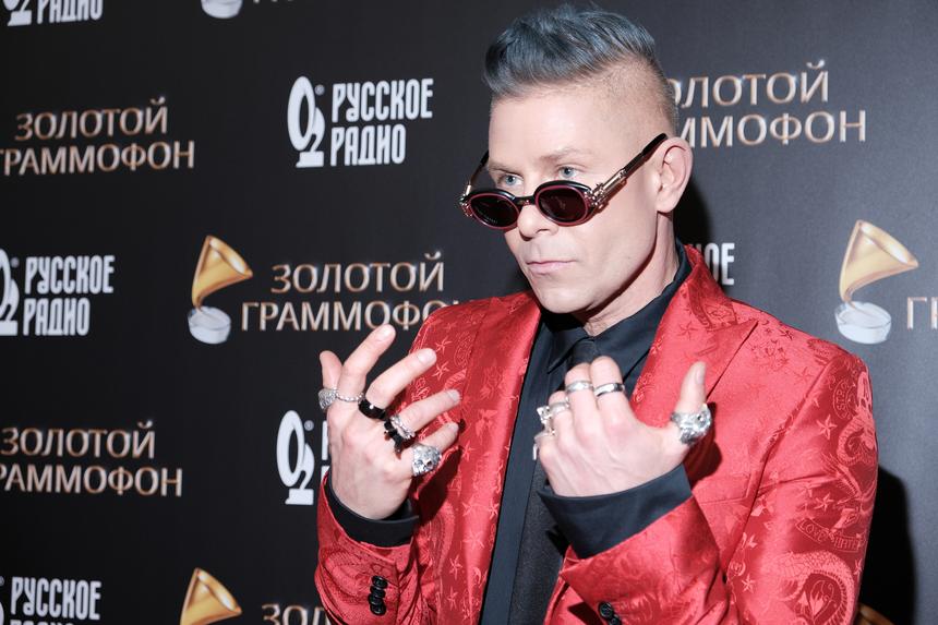 «Супруга или девушка?»: Митя Фомин обнимался на публике с незнакомкой