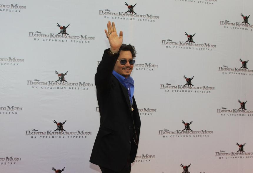 Помогает оправиться от потрясений: Джонни Депп встречается с русской девушкой-косметологом