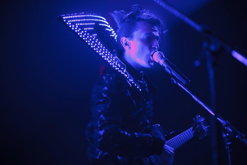 Устал жить на улице: обнищавший исполнитель хита «Между мной и тобой» планирует вернуться в Россию