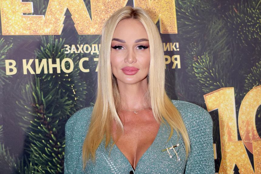 «Вы же не в своем Дубае»: Лопыреву раскритиковали за выбор платья для выхода в свет