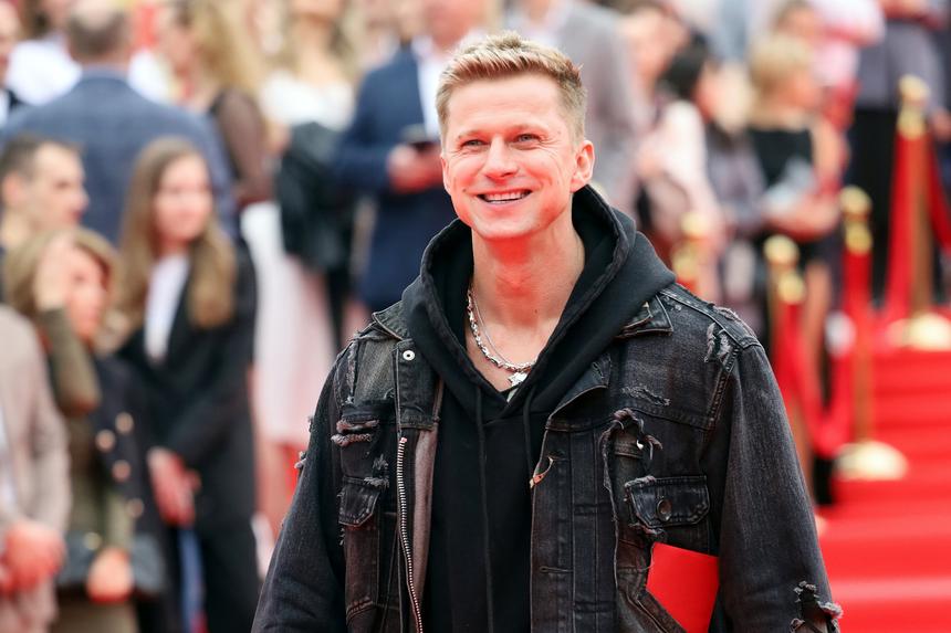 «Надо мной глумились, унижали»: Роман Курцын рассказал о травле в школе из-за маминых вещей