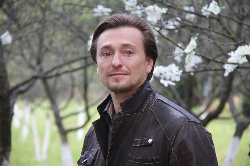 «Не дипломами играют на сцене»: Безруков получил резкий ответ после критики актеров без образования