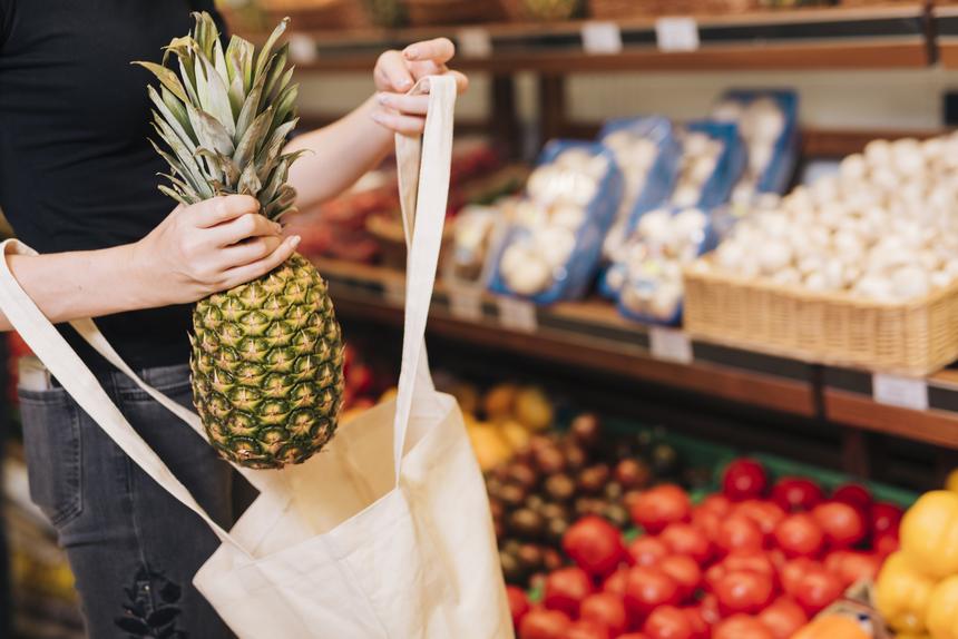 Скинул фрукты с прилавка: известна причина, почему продавец напал с ножом на покупателя в Москве