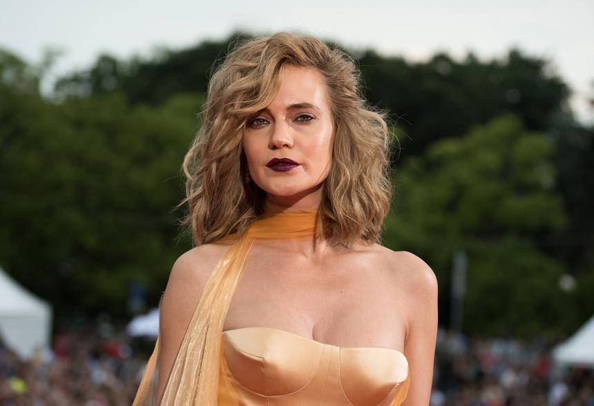 «Позор всему шоу-бизнесу»: в России просят запретить выступления Глюкозы после ее скандального концерта