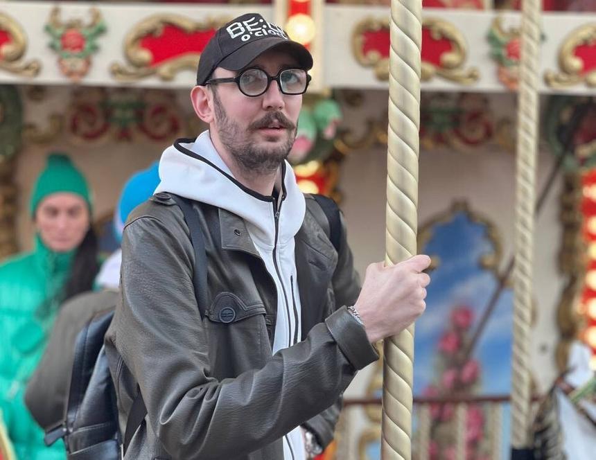 «Вы многое обо мне не знаете»: Евгений Городницкий рассказал о творческом пути и быте самого высокого комика РФ