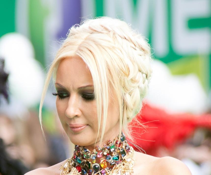 Лера Кудрявцева улетела из России к дочери и оставила мужа одного