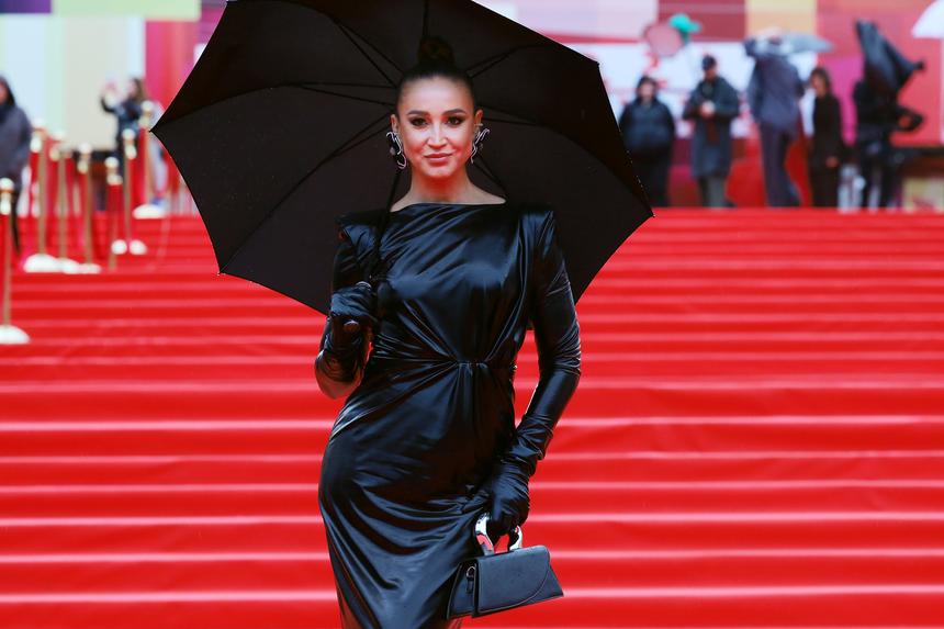 «Знай наших, знай русских»: Ольга Бузова попала в мировой чарт Billboard с песней «Без дел»