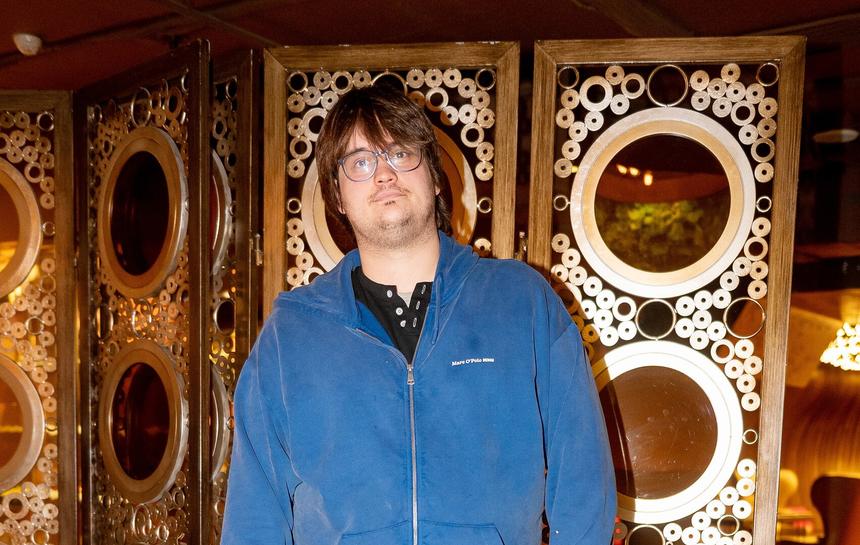 «Эта работа меня по сути чуть-чуть спасла»: Домогаров-младший рассказал, как пережил смерть мамы