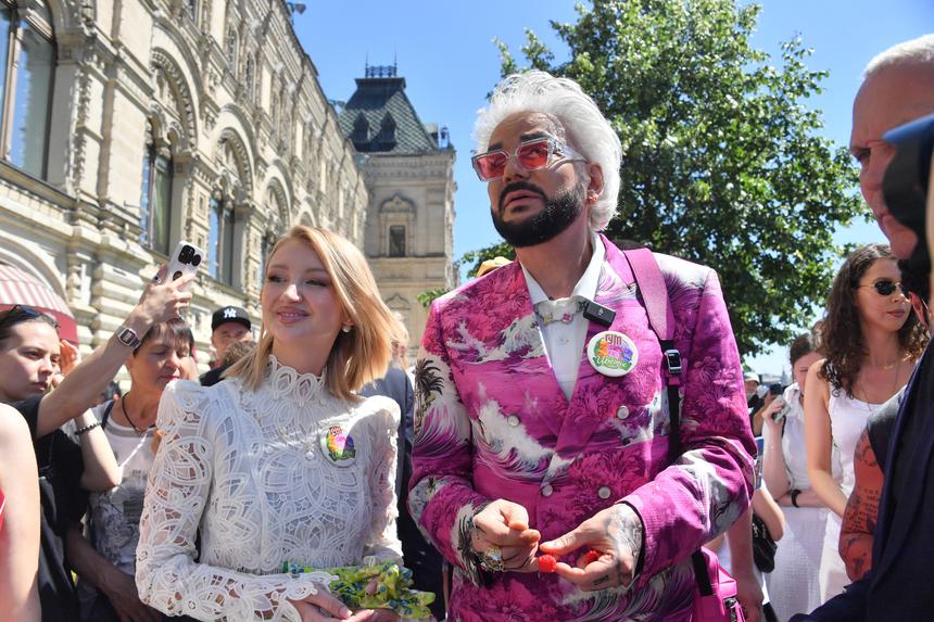 «Король теперь мой!»: Филипп Киркоров отдыхает в Греции с предполагаемой возлюбленной