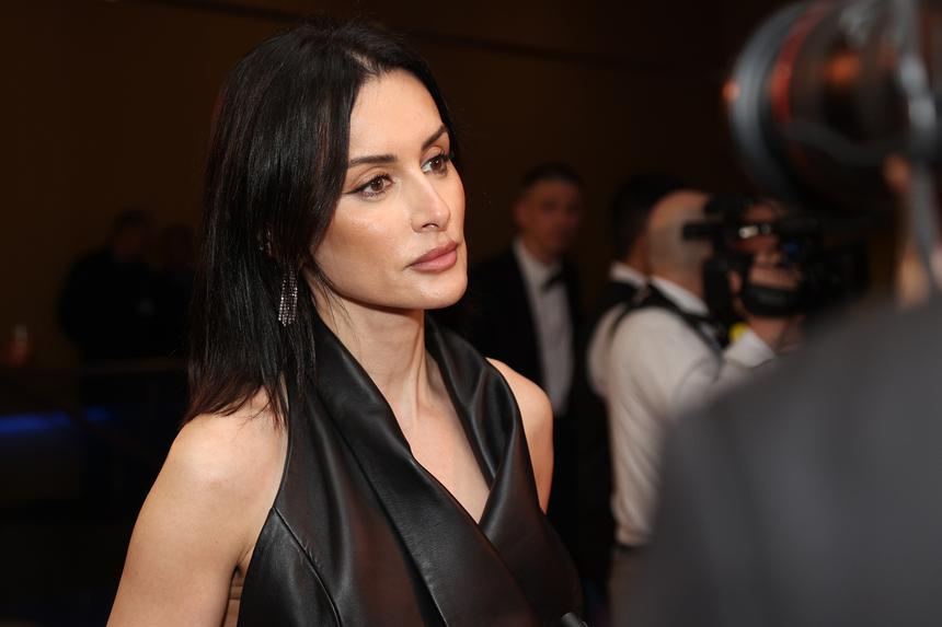 «До пляжа не добрались, но выход найден»: 48-летняя Тина Канделаки отправилась на отдых