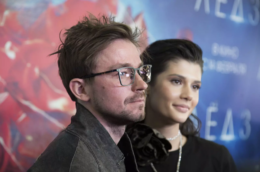 Актер Александр Петров отреагировал на новый образ 23-летней жены