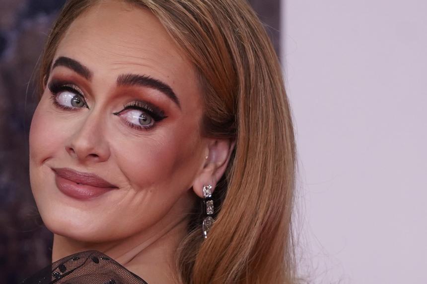 Певица Адель похвалила поклонницу из России за оригинальный наряд на концерте