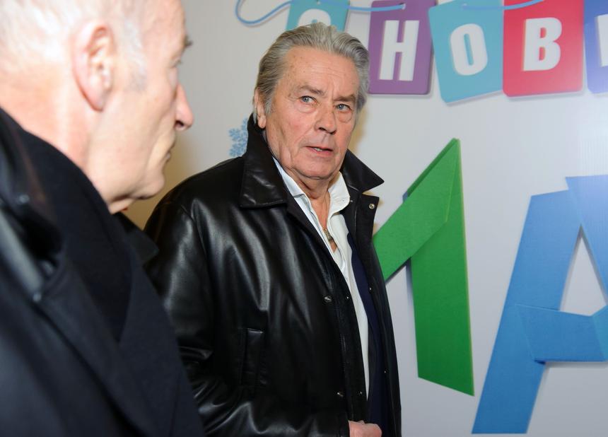 «На глазах у всех»: концертный директор Началовой вспомнила о поцелуе Алена Делона