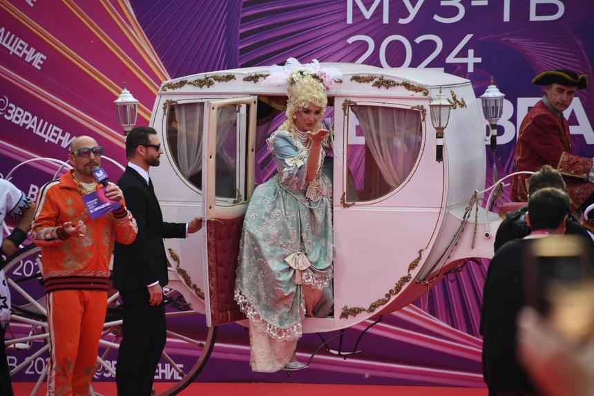 «Мой пиарщик сейчас меня просто убьет»: Ольга Бузова предложила журналистке угадать пол ее будущего ребенка