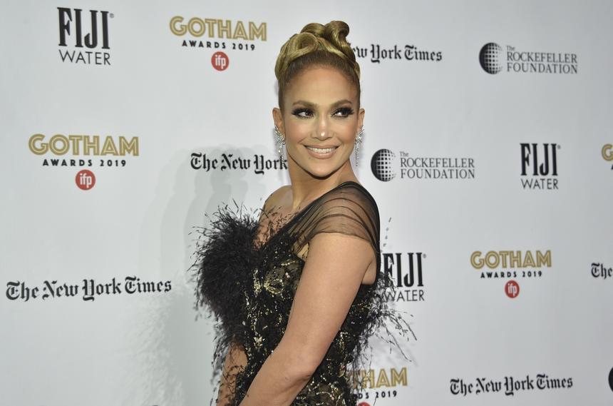 Дорогой образ: Дженнифер Лопес вышла в свет в сарафане и босоножках своего бренда после слухов о разводе