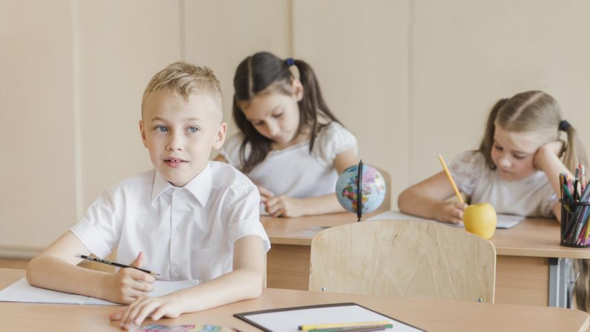 «Я адекватный и нормальный человек»: учительницу, просившую ученика зачать ей ребенка, уволили из школы