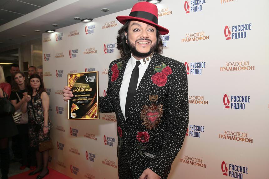 «Подтягиваюсь по 70 раз»: 57-летний Киркоров дал потрогать бицепс журналистам